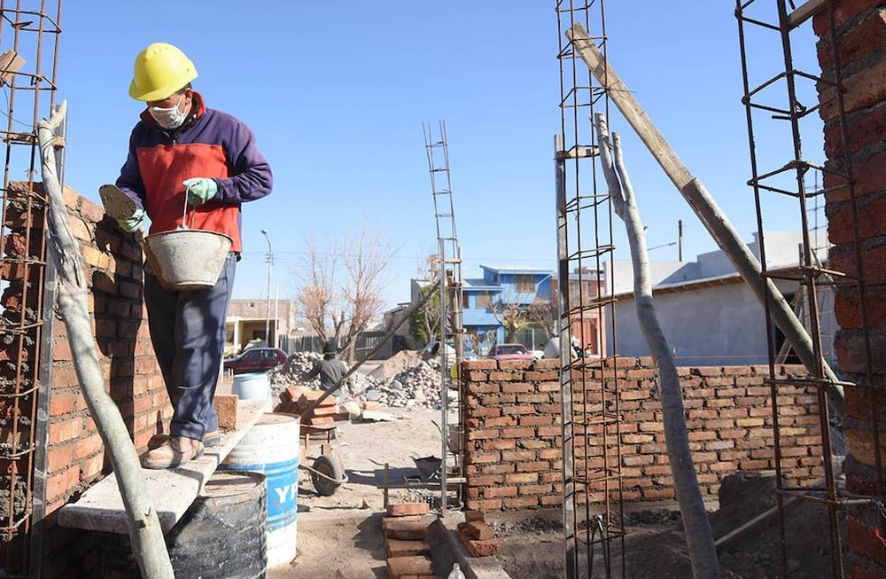 Obreros trabajan en la construcción de una vivienda, en el departamento de Junín. José Gutiérrez / Los Andes