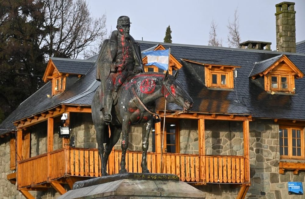 El centro cívico de Bariloche con el monumento a Roca, que retirarán pronto. Fue vandalizado en varias ocasiones. (Gentileza / Diario Río Negro)