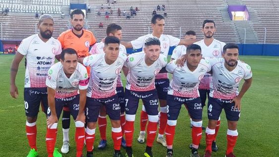 El plantel titular de Huracán Las Heras que enfrentó y derrotó a Juventud Unida en San Luis. / Gentileza: Prensa HLH.