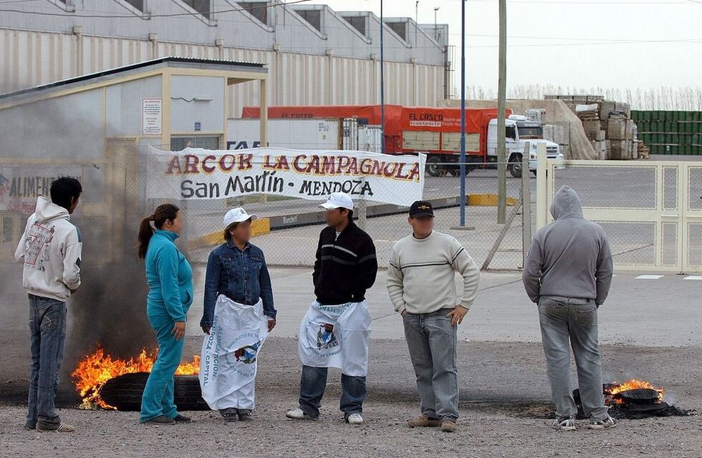 Trabajadores hacen paro en La Campagnola y denuncian despidos encubiertos en Mendoza.