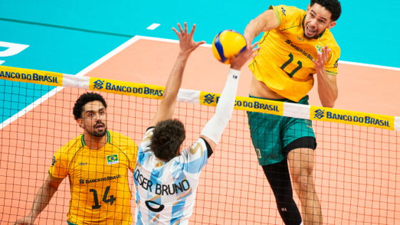 El mendocino y central de la Selección Argentina, Agustín Loser bloquea el remate del central brasileño Judson, durante la final del Sudamericano.&nbsp;