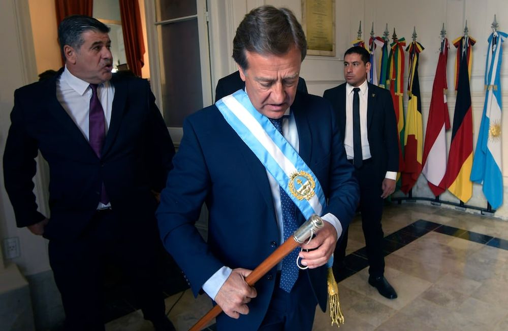 El gobernador Rodolfo Suárez y detrás su vice, Mario Abed, antes de iniciar su tercer discurso de apertura de sesiones ordinarias, en la Legislatura ProvincialOrlando Pelichotti / Los Andes