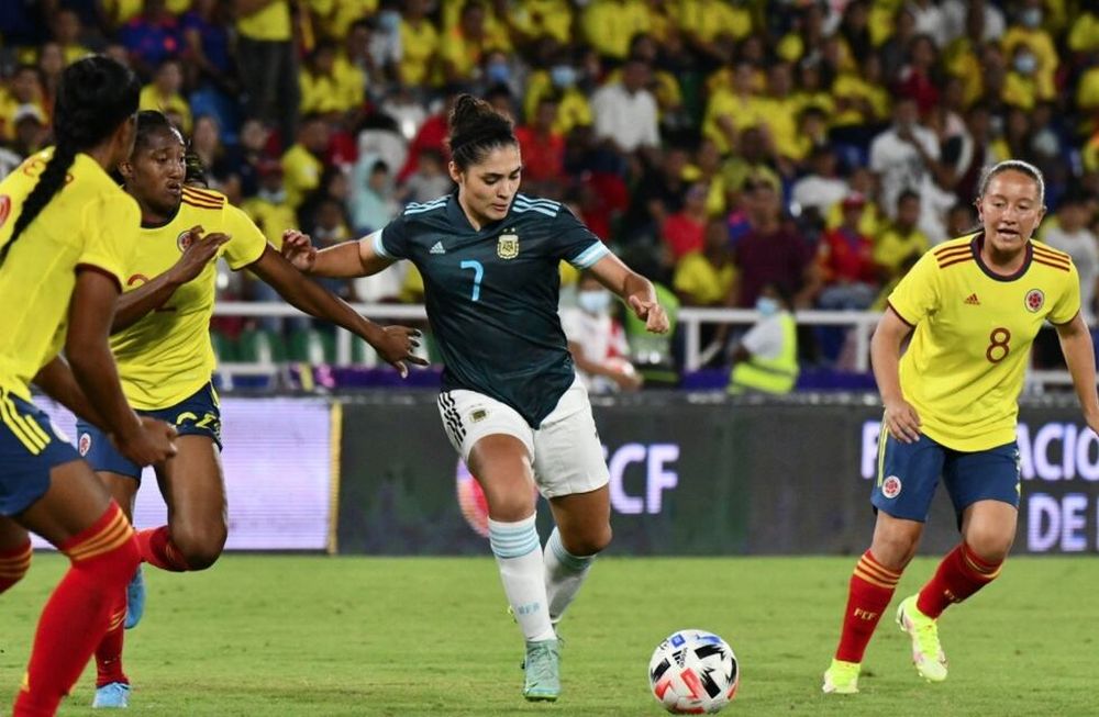 La jugadora de Mendoza, Chiara Singarella debutó y marcó su primer gol en la Selección Argentina. Aquí en plena jugada de Singarella segundos antes de rematar y convertir el gol del empate.