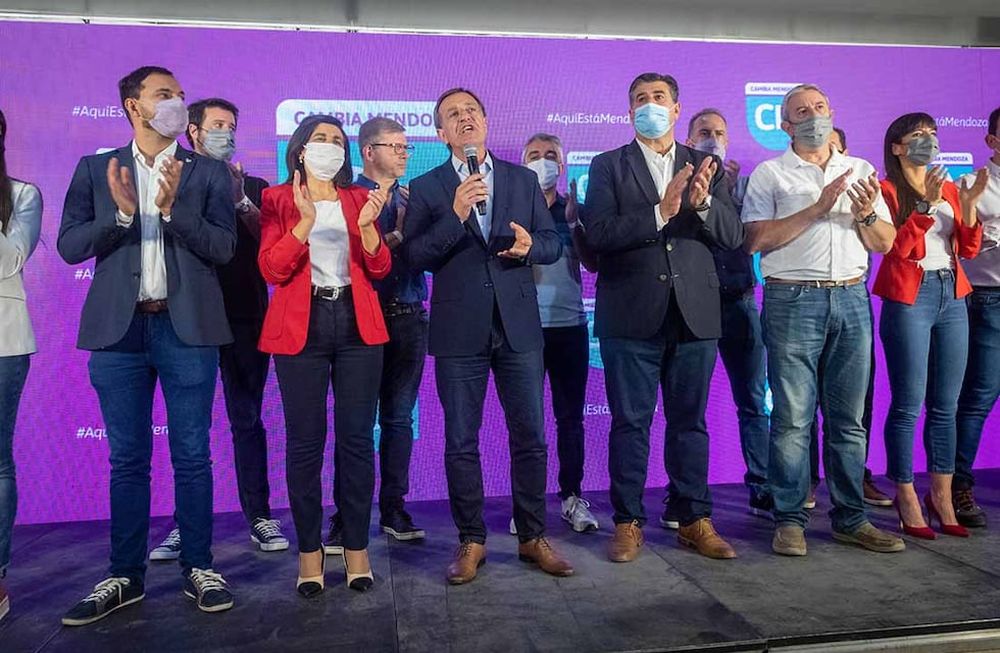 En el búnker Cambia Mendoza en el Hotel Aconcagua, el festejo después del resultado final de las elecciones del domingo. Foto: Ignacio Blanco / Los Andes
