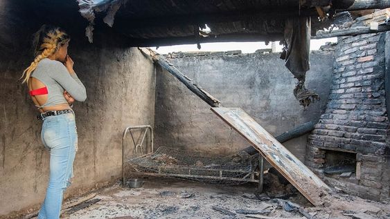 Una mujer y sus cinco hijos perdieron su casa en un incendio que habría provocado su ex marido acusado de violencia de género. Deben reconstruir el techo para poder volver a su casa. Foto: Mariana Villa / Los Andes