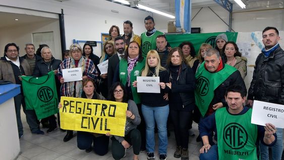 Protesta de ATE en Registro Civil del Gran MendozaLos empleados del Registro Civil y Archivo General de calle  Buenos Aires continúan con el paro desde hacen 52 días, sin atención al públicoFoto: Orlando Pelichotti / Los Andes