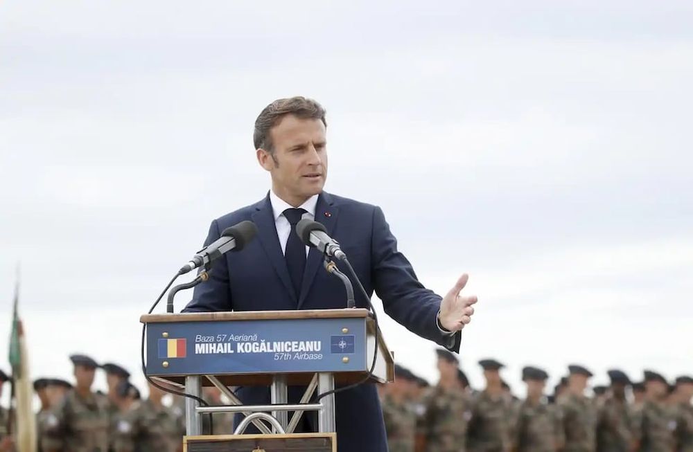 Emmanuel Macron, presidente de Francia, ante soldados franceses desplegados en la Base Aérea Mihail Kogalniceanu de la OTAN en Rumanía.