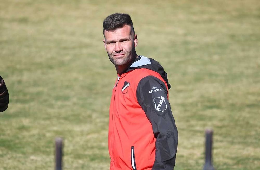 Metido. Campagnani dio indicaciones durante todo el partido y le dedicó el triunfo a su abuela Elena, quien falleció el domingo. Foto: José Gutierrez / Los Andes