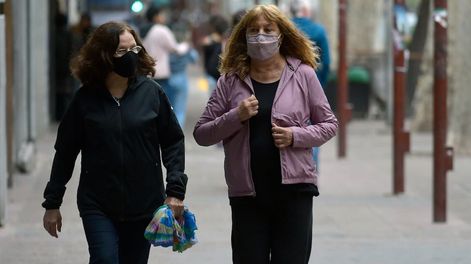 Ayer fue un día nublado y fresco, pocas personas caminaban por la Peatonal Sarmiento.Foto: Orlando Pelichotti / Los Andes