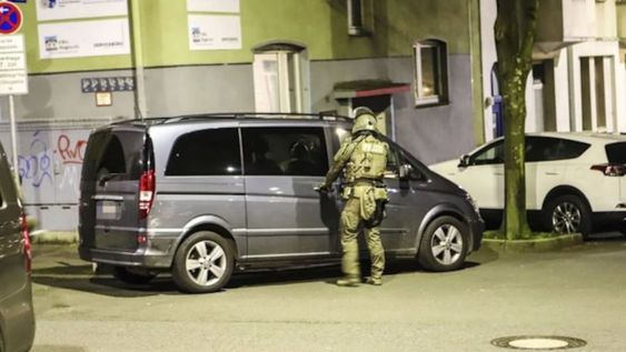 Un agente de policía alemán es fotografiado durante una redada el miércoles en Renania del Norte-Westfalia, Hagen. (Crédito: Alex Talash/Picture Alliance/dpa/AP)