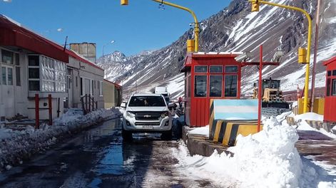 Abrieron el paso y empezaron a cruzar los chilenos varados