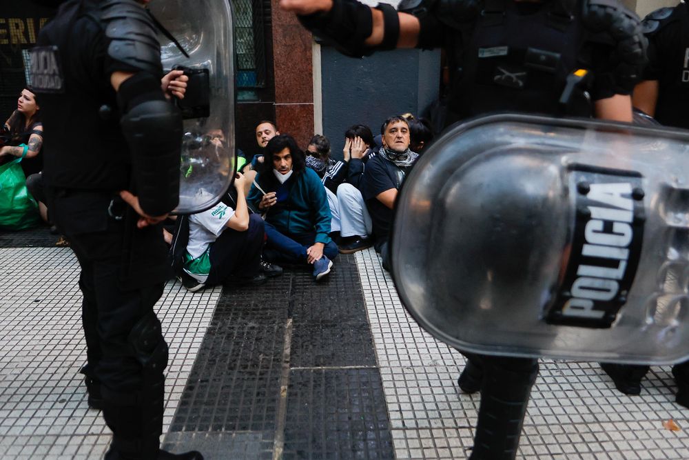 Miembros de la policía argentina vigilan a manifestantes.