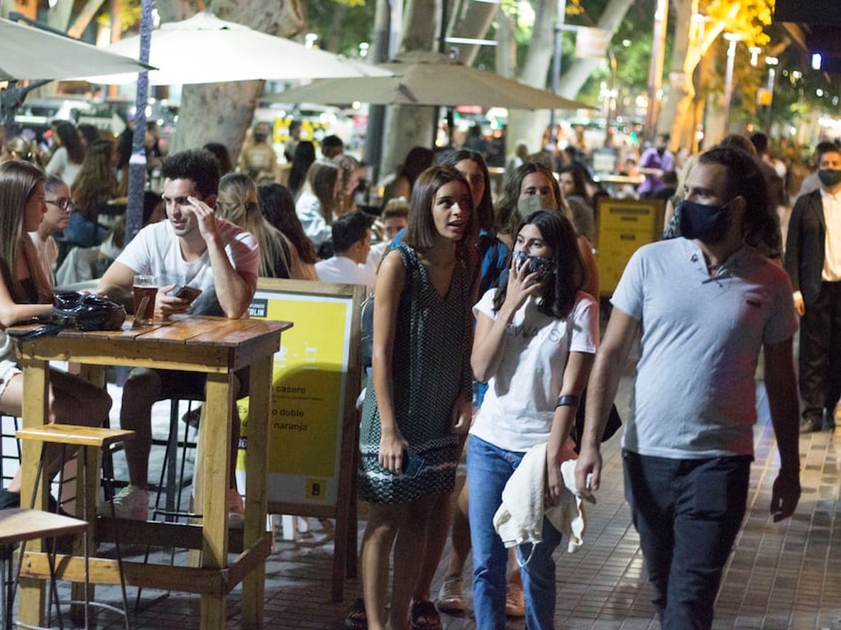 Los locales gastronómicos de la calle Arístides Villanueva, como tantos otros, podrán seguir funcionando de noche / Nicolás Ríos