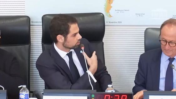 El embajador argentino en Francia pidió tapar un mapa que reconocía a las Islas Malvinas como británicas.