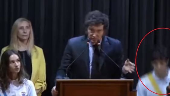 Dos alumnos se desmayaron durante el discurso de Milei.