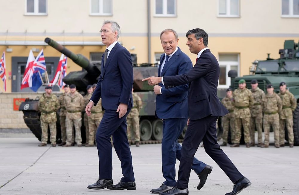 El primer ministro británico Rishi Sunak, derecha, el primer ministro polaco Donald Tusk y el secretario general de la OTAN, Jens Sroltenberg, arriban al cuartel de la Brigada Blindada en Varsovia, Polonia, martes 23 de abril de 2024. (AP Photo/Alastair Grant, Pool)