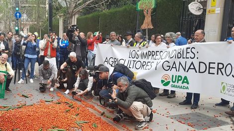 Los Andes | Desde principios de febrero, miles de productores europeos han salido a la calle, a pie o con sus tractores. Protesta del día 22 de marzo en Granada, España.Foto: Mauricio Manini / Los Andes