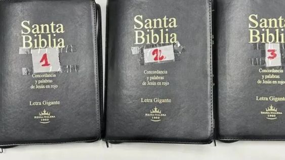 Agentes de la Dirección General de Aduana desbarataron una tentativa de contrabando de casi 17.000 mil dólares ocultos en tres biblias. Gentileza: LT7.