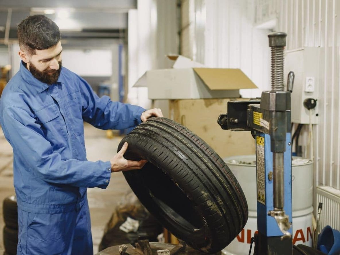 La caída del consumo y la sobreoferta obligan a las empresas a enfocarse más en servicios que en la venta de neumáticos.