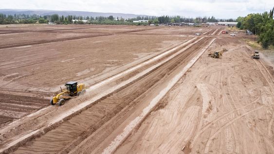 Ubicado sobre el eje del Corredor Bioceánico y el Acceso Sur.