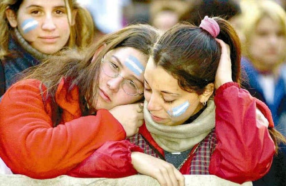 Un día como hoy de 2002: pese a la caída, los hinchas salieron a la calle