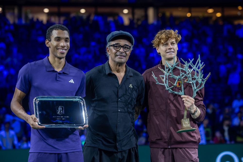 El extenista francés Yannick Noah entrega el trofeo al italiano Jannik Sinner tras ganar la final contra el canadiense Felix Auger-Aliassime en el torneo de tenis ATP Masters de París