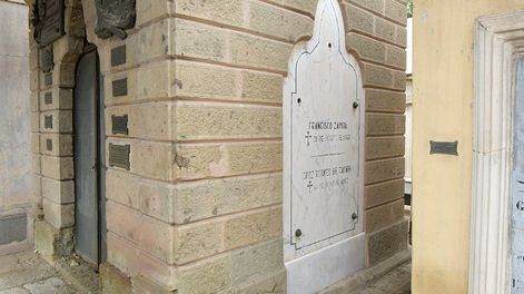 Los Andes | Misterio, uno de los sepulcros más antiguos del Cementerio de Capital. En el cuandrante contrario a la capilla, se destaca la gran lápida del mausoleo de la familia Zapata. Foto : Orlando Pelichotti