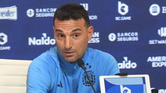 Lionel Scaloni, el DT campeón del mundo con la Selección Argentina, es muy querido por el plantel y los hinchas. Por estas horas define su futuro.