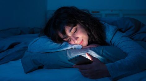 El uso de pantallas afectaría al sueño de cuatro formas