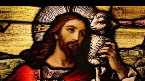 Yo les aseguro que ustedes no me andan buscando por haber visto señales milagrosas, sino por haber comido de aquellos panes hasta saciarse. No trabajen por ese alimento que se acaba, sino por el alimento que dura para la vida eterna.