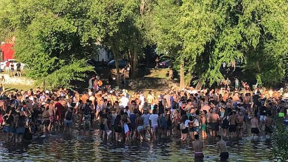 Un gran grupo de jóvenes se reunieron en un balneario cordobés sin respetar la distancia social y sin tapabocas.