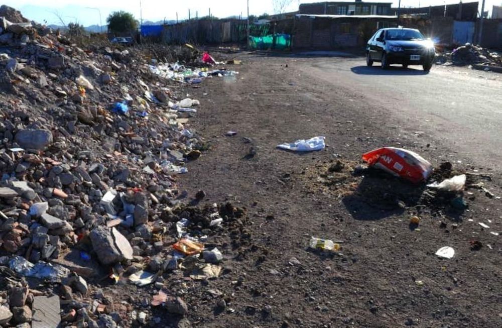 Crecimiento de microbasurales en el oeste de Godoy Cruz