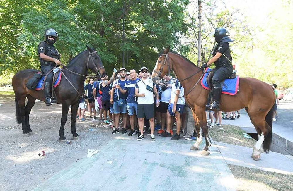Futbol Primera Nacional, Independiente Rivadavia vs. Almirante Browm en el estadio Bautista Gargantini de Ciudad.Gran cantidad de hinchas de Independiente esperan para poder ingresar al estadio.