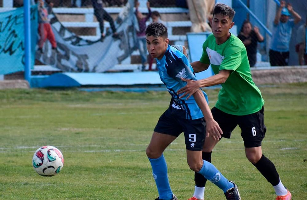 Goleador. Germán Fernández (9) hizo el primero de los tres goles de Gutiérrez frente a CAU. El Cele manda en la Zona A. / Gentileza Prensa GSC.