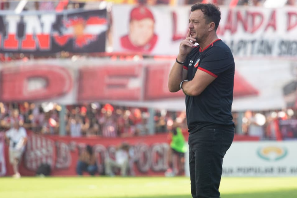 Luego de cuatro derrotas consecutivas, el entrenador llegó a un acuerdo con la dirigencia del Cruzado y dejó su cargo.