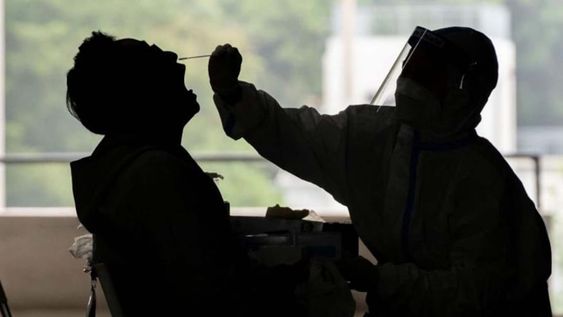 Según el Ministerio de Salud de la Nación, en el país se han registrado 2.879.677 casos y 62.087 fallecidos desde el inicio de la pandemia. Foto: AP