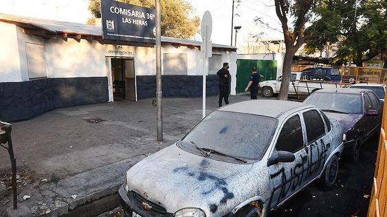 Muchos vehículos secuestrados que están a disposición del Poder Judicial y bajo guarda de la Policía ocupan lugares frente a las comisarías. / Foto: José Gutierrez / Los Andes