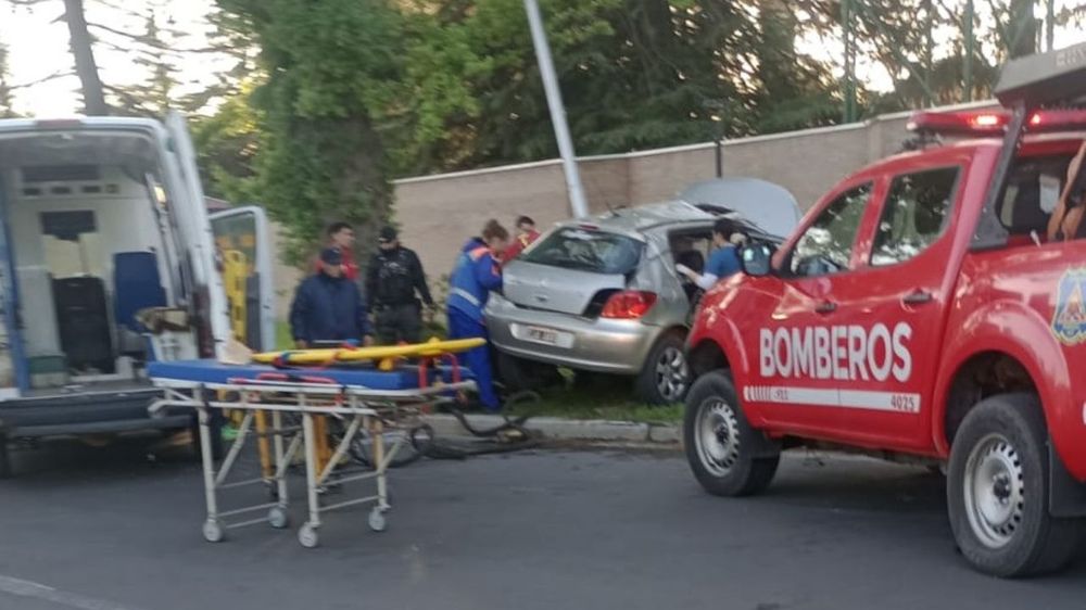 Perdió el control del vehículo, chocó contra un poste de luz y murió.
