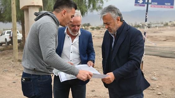 El intendente de Guaymallén, Marcos Calvente, el presidente de Aysam, Humberto Mingorance y el gobernador Alfredo Cornejo. Archivo