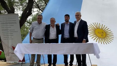 Los Andes | En el INTA se firmó un convenio para que en todos los oasis del país se pueda acceder a los servicios de internet, telefonía fija y móvil, radio, postales y televisión. Foto: Gentileza Acovi