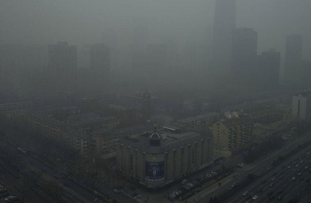 Una densa capa de polución cubre Beijing, la capital de China, y es una de las ciudad con mayor contaminación (AP).