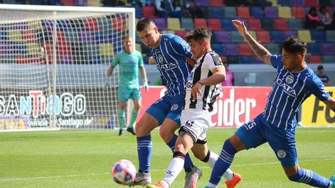 Los Andes | Lautaro Montoya (13), lateral izquierdo del Ferroviario santiagüeño, deja en el camino a Ferrari y Breitenbruch. El Tomba se pegó un golpazo en en el Norte.