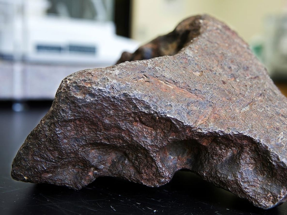 Sorpresa: usaba un meteorito de 100.000 dólares para trabar puerta de su casa