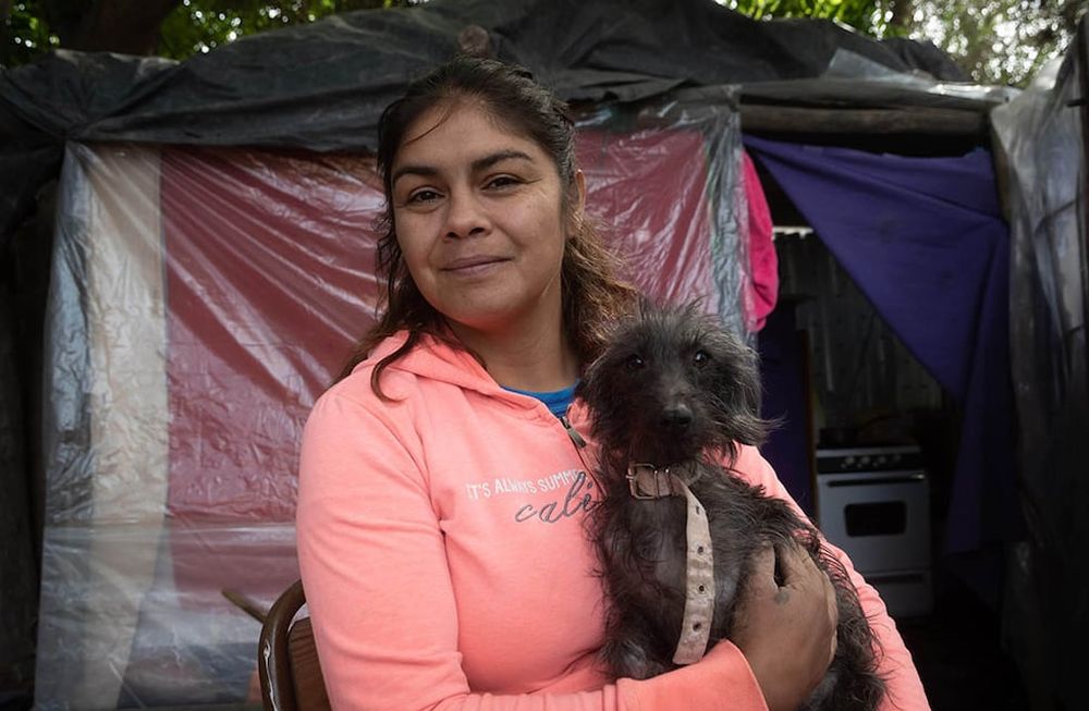 Yésica Marcos, la mejor boxeadora mendocina de la historia, está más cerca de volver a tener una vivienda digna. Pero ahora surgió un conflicto legal en el terreno donde está viviendo. Foto: Ignacio Blanco / Los Andes.