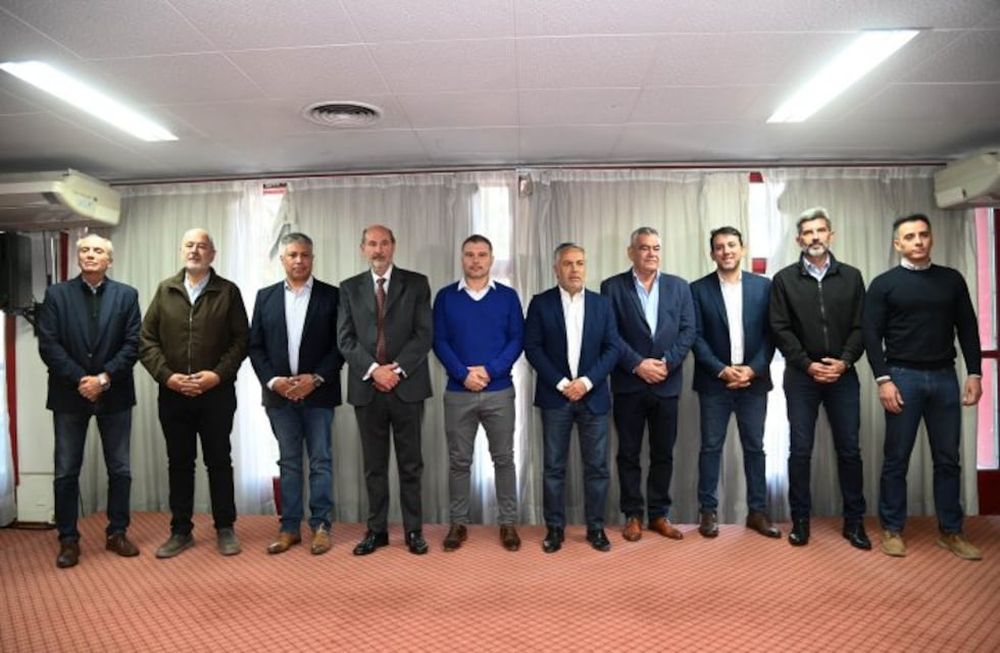 El gobernador Alfredo Cornejo encabezó el lanzamiento del programa Mendoza Futura, acompañado por siete intendentes. Foto: Prensa Mendoza