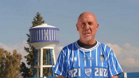 Oldrá (con la camiseta del centenario) y el tanque del Gambarte. Dos emblemas de Godoy Cruz Antonio Tomba. / Foto: Claudio Gutiérrez