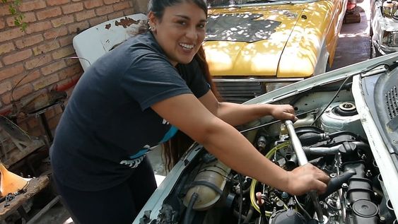 Mujer mecánica: la mendocina que encontró su pasión entre motores y ruedas