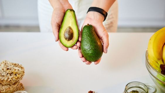 Guardar lo que sobró de tu palta en un envase con agua es un error porque acumula bacterias.