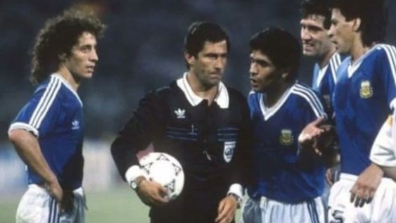 El árbitro nacionalizado mexicano en medio de las protestas de Maradona, Troglio, Monzón y Simón.