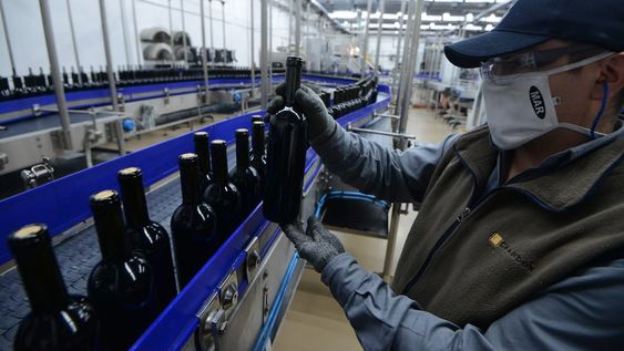 Los envíos al exterior han caído drásticamente debido a la falta de stock que existe hoy en el mercado de traslado local / Claudio Gutiérrez